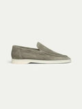 Klasyczne zamszowe loafersy oliwkowe