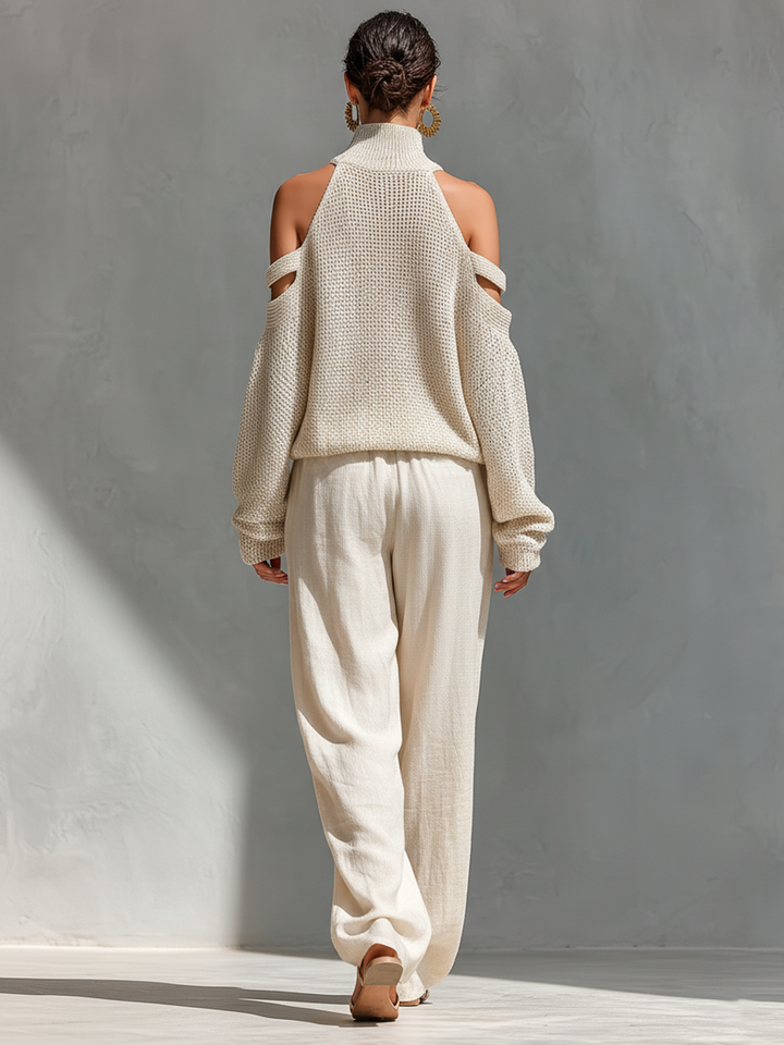 Thalia - Beżowy sweter off-shoulder z golfem i szerokie spodnie
