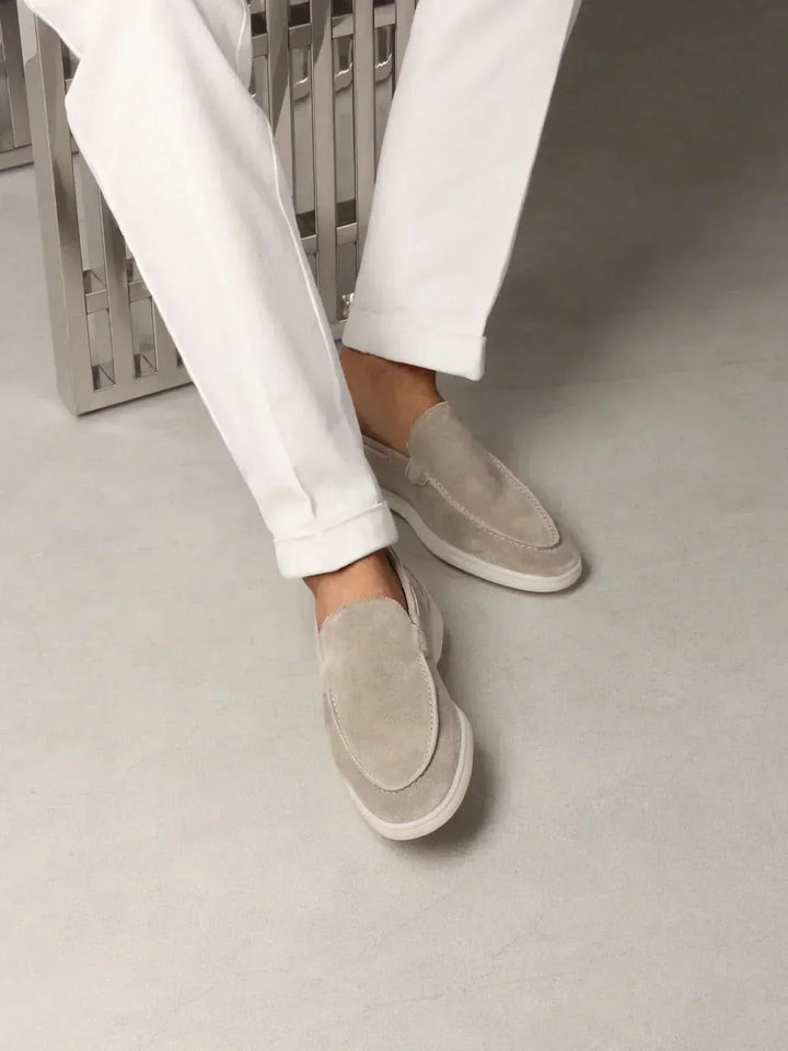 Klasyczne zamszowe loafersy Jasnoszare