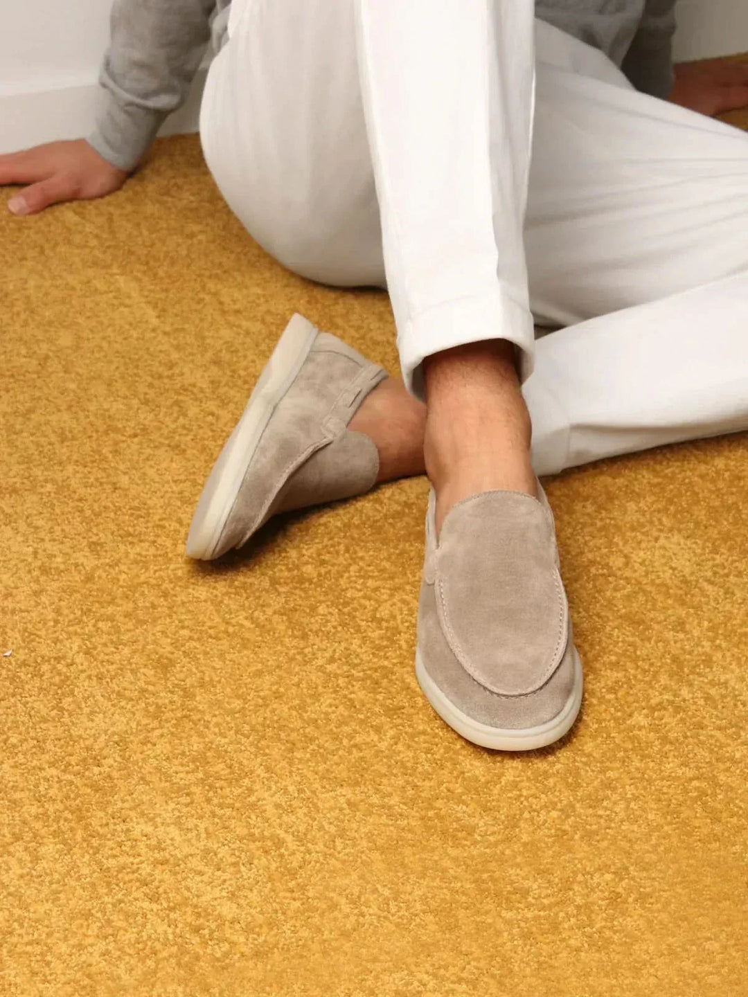 Klasyczne zamszowe loafersy Jasnoszare
