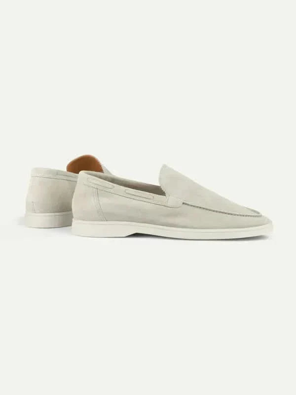 Klasyczne zamszowe loafersy w kolorze kremowym