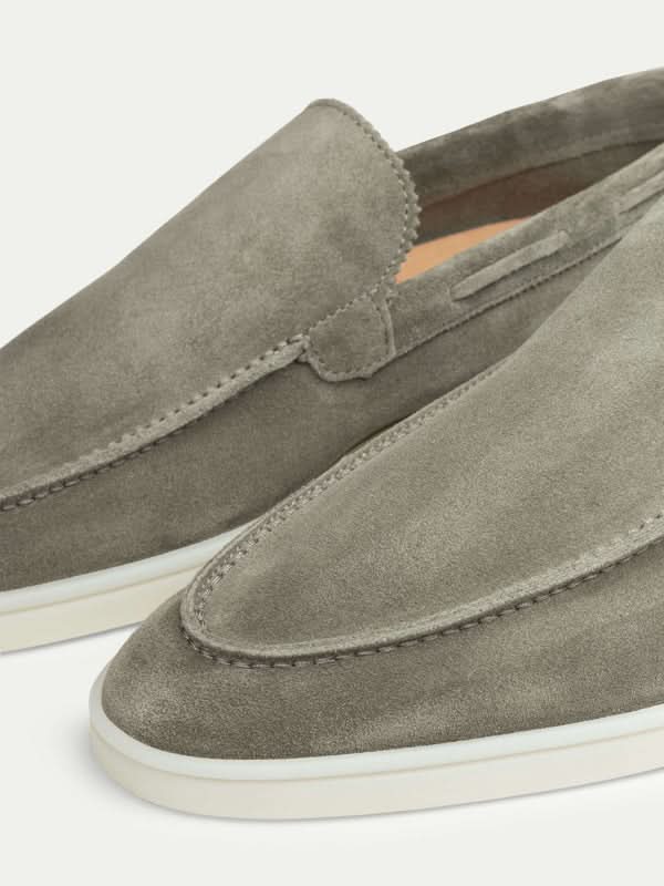 Klasyczne zamszowe loafersy oliwkowe